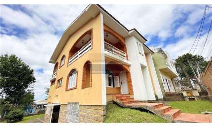 Casa 3 dormitórios à venda no Bairro Centro com 331 m² de área privativa - 2 vagas de garagem