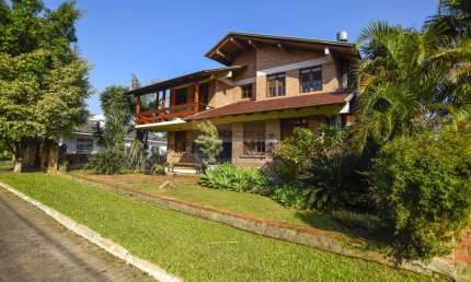 Casa de condomínio 4 dormitórios à venda no Bairro Cantegril com 700 m² de área privativa - 4 vagas de garagem