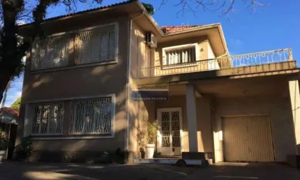 Casa 5 dormitórios à venda no Bairro Petrópolis com 330 m² de área privativa - 8 vagas de garagem