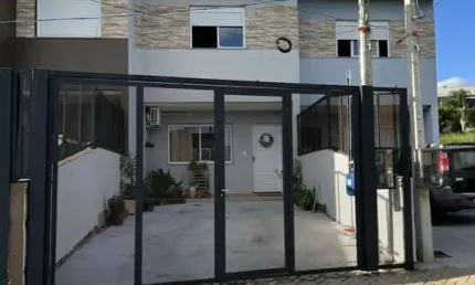 Casa 3 dormitórios à venda no Bairro Alto Petrópolis com 108 m² de área privativa - 2 vagas de garagem