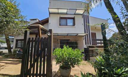 Casa de condomínio 3 dormitórios à venda no Bairro Condomínio Condado de Castella com 170 m² de área privativa - 2 vagas de garagem