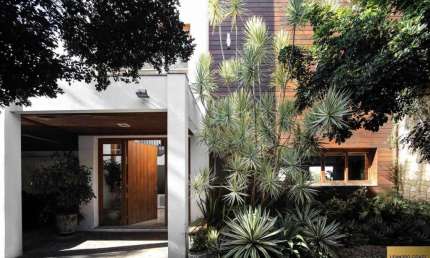 Casa 4 dormitórios à venda no Bairro Vila Assunção com 900 m² de área privativa - 4 vagas de garagem