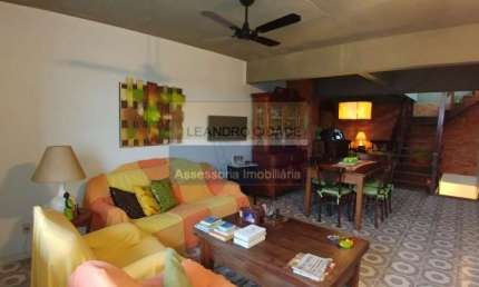 Casa 6 dormitórios à venda no Bairro Vila Floresta com 411 m² de área privativa - 10 vagas de garagem