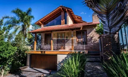 Casa de condomínio 3 dormitórios à venda no Bairro Cantegril com 231 m² de área privativa - 2 vagas de garagem