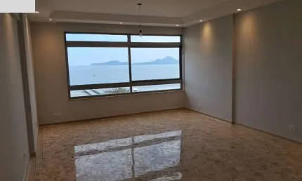 Apartamento à venda em Santos-SP, na Ponta da Praia, com 3 quartos, 1 suíte, 1 sala, 4 banheiros e 1 vaga - 190m² de área.
