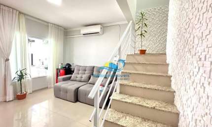Casa à venda com 2 suítes no Centro de Balneário Piçarras - 2 vagas de garagem