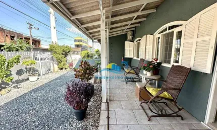Casa no Centro de Penha com 3 quartos e piscina - 450m da praia