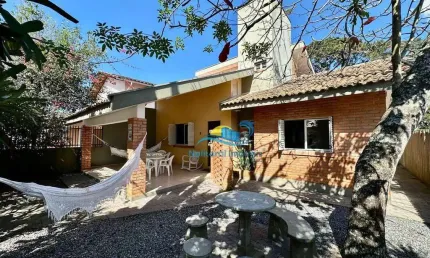 Casa no Centro de Balneário Piçarras com 4 quartos - quintal - 300m da praia