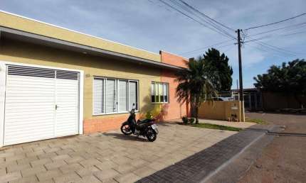 Casa com 5 dormitóriosem condomínio fechado no country