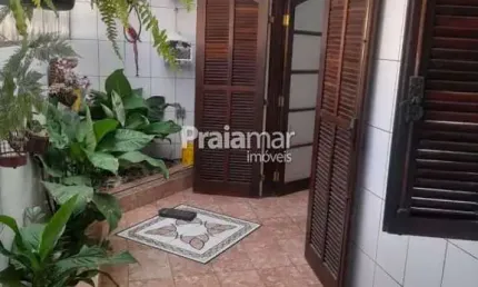 CASA TERREA | 03 DORM | 01 SUITE | 150M² | GARAGEM COBERTA | VILA CASCATINHA - SÃO VICENTE.