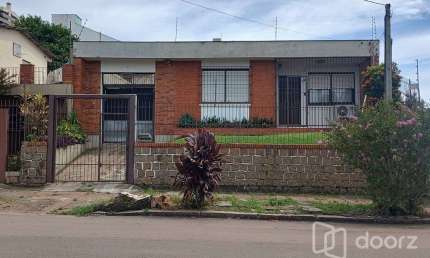 Casa com 4 quartos à venda na Rua Aneron Corrêa de Oliveira, 160, Jardim do Salso, Porto Alegre, 179 m2 por R$ 717.000