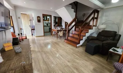 Casa Sobrado a venda na divisa dos Bairros Jardim Itu e Jardim Planalto em Porto Alegre