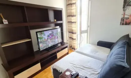 APARTAMENTO MUITO ILUMINADO E AREJADO, MOBILADO E PRONTO PARA MORAR!!!