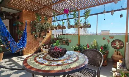 Bela cobertura muito aconchegante e reformada por arquiteto. com vista da cidade,  sol leste e norte, em rua tranquila e arborizada e próximo de todos os recursos do bairro!!!