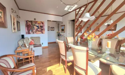 Amplo apartamento de 2 dormitórios, mobiliado, vaga de garagem coberta, estacionamento para visitantes, localizado em rua plana e em condomínio tradicional do bairro!!!
