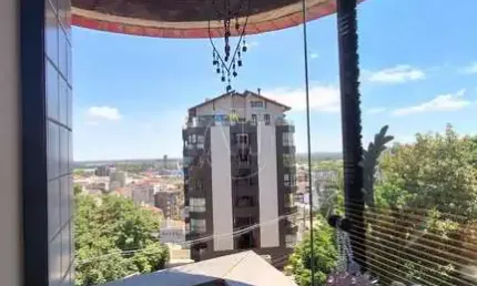 Amplo apartamento de 2 dormitórios bem ensolarado e arejado, e em rua nobre do bairro moinhos de vento com vista para o rio guaíba!!!