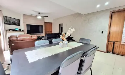 EXCLUSIVIDADE: AMPLO APARTAMENTO 3 DORMITÓRIOS COM 103,95m² PRIVATIVOS, SEMIMOBILIADO, REFORMADO, AUTOMATIZAÇÃO 'SMART HOME', LAREIRA E CHURRASQUEIRA. EM LOCALIZAÇÃO PRIVILEGIADA ENTRE A REDENÇÃO E O 