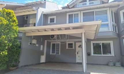 AMPLA CASA EM CONDOMÍNIO, SEMIMOBILIADA, 4 SUÍTES, PÁTIO COM QUIOSQUE COM CHURRASQUEIRA E AMPLO SÓTÃO COM SACADA INTEGRADA!!! 3 VAGAS.