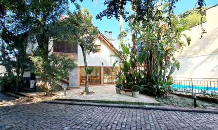 Casa em condomínio fechado, ideal para quem têm crianças e também para os amantes dos esportes aquáticos!!