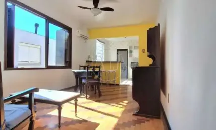 DESOCUPADO!!! APARTAMENTO SEMIMOBILIADO COM DOIS DORMITÓRIOS BEM AMPLOS. SILENCIOSO E ENSOLARADO. PRÉDIO REFORMADO AO LADO DA PRAÇA DA ENCOL E PRAÇA ANDRÉ FORSTER!