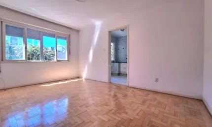 DESOCUPADO. APARTAMENTO DE 2 DORMITÓRIOS, SOL DA MANHÃ, VENTILADO E ILUMINADO. CONSTRUÇÃO BERNAUD AO LADO DO PARQUE MARINHA DO BRASIL E ORLA DO GUAIBA!!!