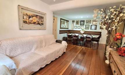 AMPLO APARTAMENTO COM 3 DORMITÓRIOS, SUÍTE, SACADA, AMPLO LIVING, DEPENDÊNCIA E VAGA DE GARAGEM. CONDOMÍNIO TRADICIONAL NO BAIRRO COM MATA NATIVA PRESERVADA JUNTO AO SALÃO DE FESTAS!!!