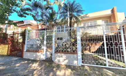 AMPLA RESIDÊNCIA COM PÁTIO, ÓTIMA DISTRIBUIÇÃO DAS PEÇAS, LAREIRA, CHURRASQUEIRA, POSIÇÃO SOLAR EXECELENTE E COM 4 VAGAS DE GARAGEM.