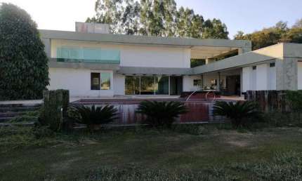 Descubra o privilégio de viver em uma verdadeira mansão duplex no exclusivo Condomínio Belvedere, em Esmeraldas! Com impressionantes 850m² de área útil, esta residência foi projetada para proporcionar