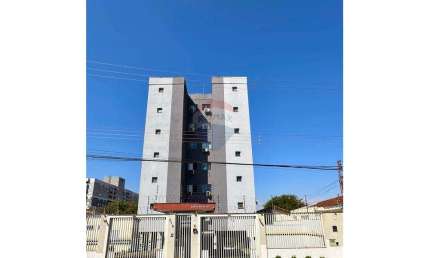 Apartamento com 2 dormitórios com armários, Sala Ampla, Cozinha Planejada, Wc Social, uma vaga de garagem.