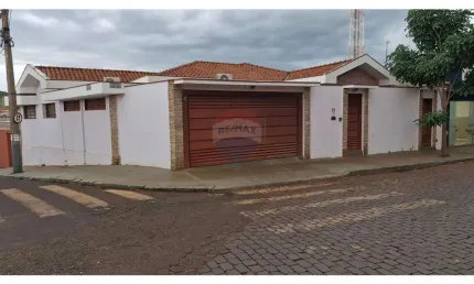 Casa Térrea com 03 dormitórios para venda no Centro de Dumont-SP