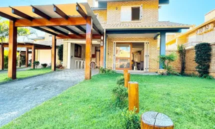 Casa com 3 quartos à venda na Dos Pinheiros, 134, Morrinhos, Garopaba, 218 m2 por R$ 2.300.000