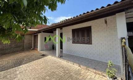 Terreno com 452,40 m² no bairro Floresta, com 2 Casas