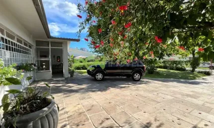 Casa com 3 dormitórios, sendo 2 suítes, amplo pátio com piscina, no Centro de Estância Velha