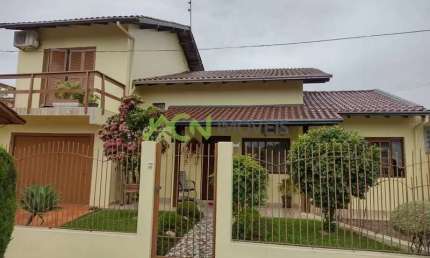 Casa Sobrado com 3 dormitórios, no centro de Estância Velha.