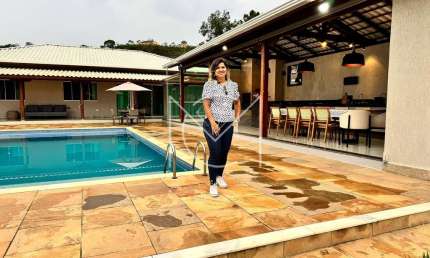 CASA MODERNA COM 04 QUARTOS E ESPAÇO GOURMET COM FOGÃO A LENHA