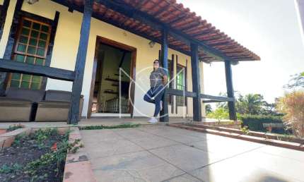 Casa com 03 quartos e poço artesiano no Condomínio Vale do Ouro!