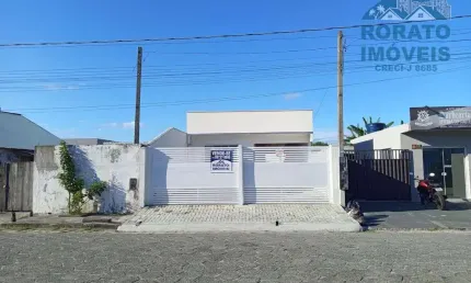 Casa em praia de leste com piscina e suíte  -  pontal do paraná