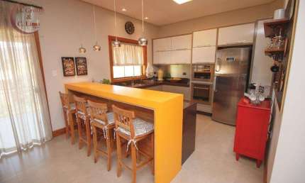 Belíssima casa no Condomínio Vila Rica em Paraisópolis - MG, com 300 m² de área construída e 780 m² de área total. Imóvel aconchegante e sofisticado,