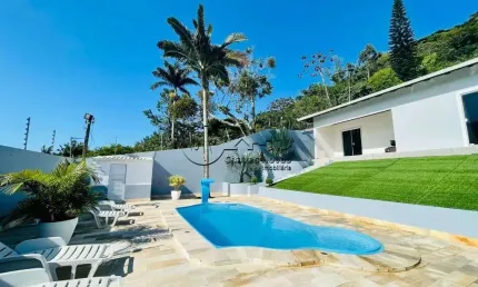 Casa com 3 quartos à venda na Praia de Fora, Palhoça  por R$ 890.000