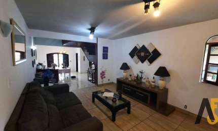 Oportunidade! 4 quartos,  1 suíte, salão 2 ambientes, 3 banheiros e 2 vagas + 2 na porta da casa!