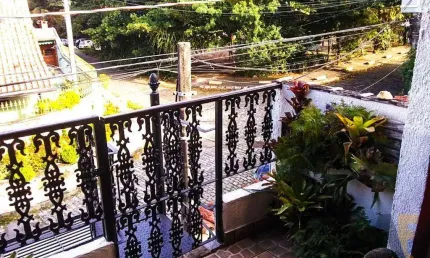 Casa duplex de 354M² com quatro quartos, sendo uma suíte, com três vagas na garagem; Taquara - ACEITA FINANCIAMENTO