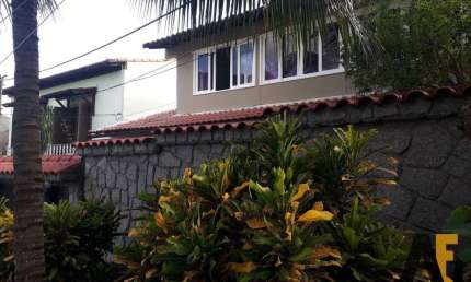 Ampla e confortável casa de condomínio , 4 quartos (2 suítes)
