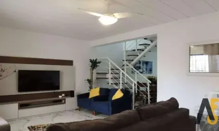 Excelente casa duplex com sótão; de 99M² com três quartos, sendo uma suíte. Toda em porcelanato, com uma vaga na escritura. ACEITA FINANCIAMENTO.