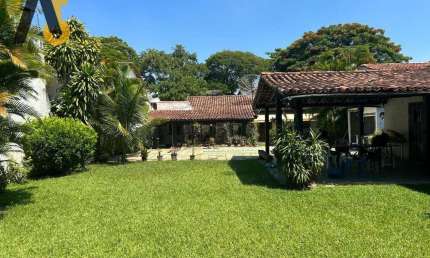 Ótima Casa Linear com maravilhoso e amplo quintal com Lazer Próprio