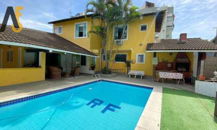 MARAVILHOSA CASA COM 3 SUITES E PISCINA NO CENTRO DA FREGUESIA