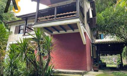CASA COM AMPLO TERRENO - CONDOMINIO CERCADO DE ÁRVORES