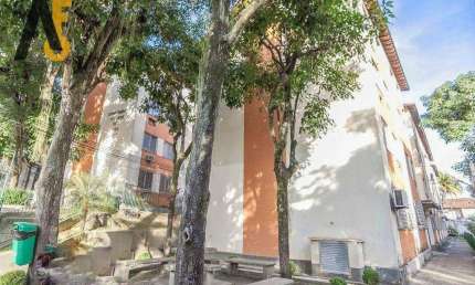 VENDO APARTAMENTO COM 02 QUARTOS, RECÉM REFORMADO, NO PECHINCHA