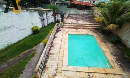 OPORTUNIDADE! CASA EXCELENTE EM CONDOMÍNIO FECHADO, COM PISCINA E CHURRASQUEIRA NO PECHINCHA, EM JACAREPAGUÁ