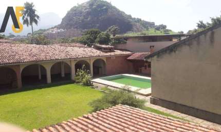 Casa com piscina, churrasqueira, jardim. Medindo 816m²