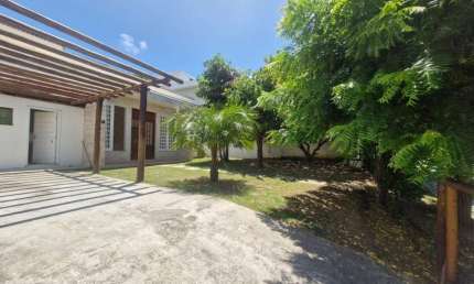 Casa para Locação em Camaçari, Abrantes, 4 dormitórios, 4 suítes, 6 banheiros, 3 vagas